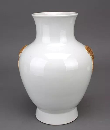 白釉兽耳啣环尊
