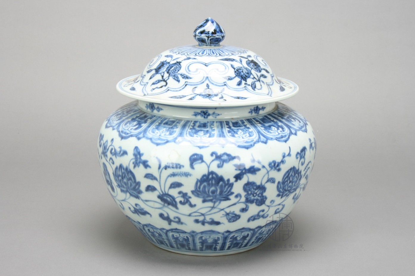 <b>明宣德青花缠枝莲盖罐</b>