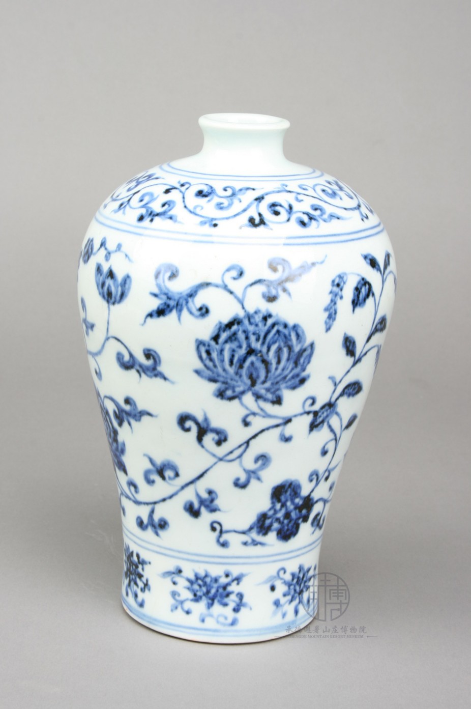 <b>明永乐青花缠枝莲梅瓶</b>